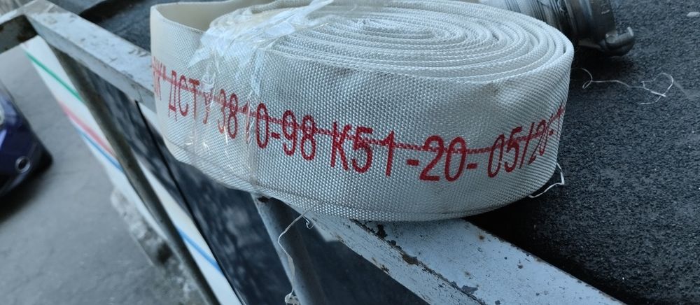 Пожарный рукав с наконечником.