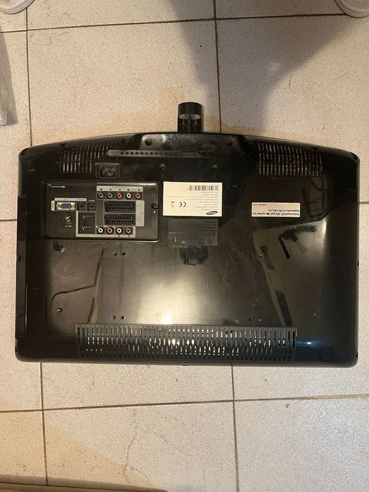 Televisões branca e preta