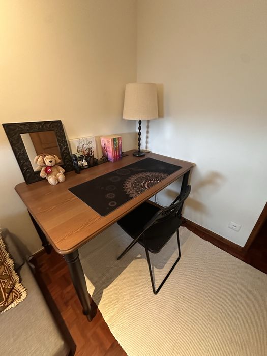 Mesa em pinho castanha e preta