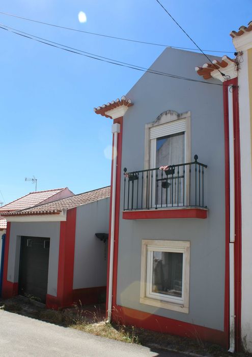 MORADIA T3+1 COM GARAGEM, Jardim E Churrasqueira | Carvoeira – Torres Vedras