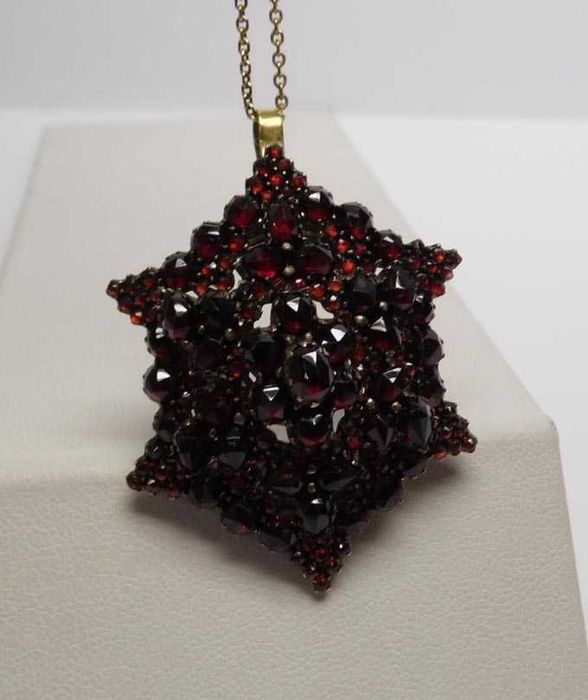 XIX w. zawieszka sekretnik z granatami.