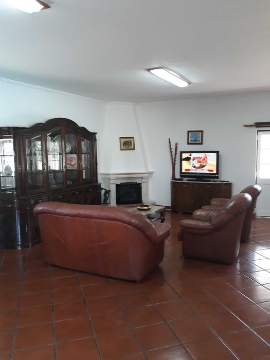 ARRENDA-SE CASA de habitação para Famílias ou Empresas