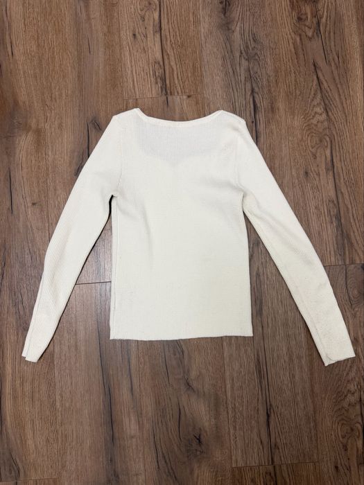 Biała bluzka z dekoltem