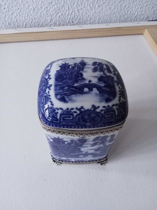 Caixa em Porcelana com aplicações em Prata NOVA