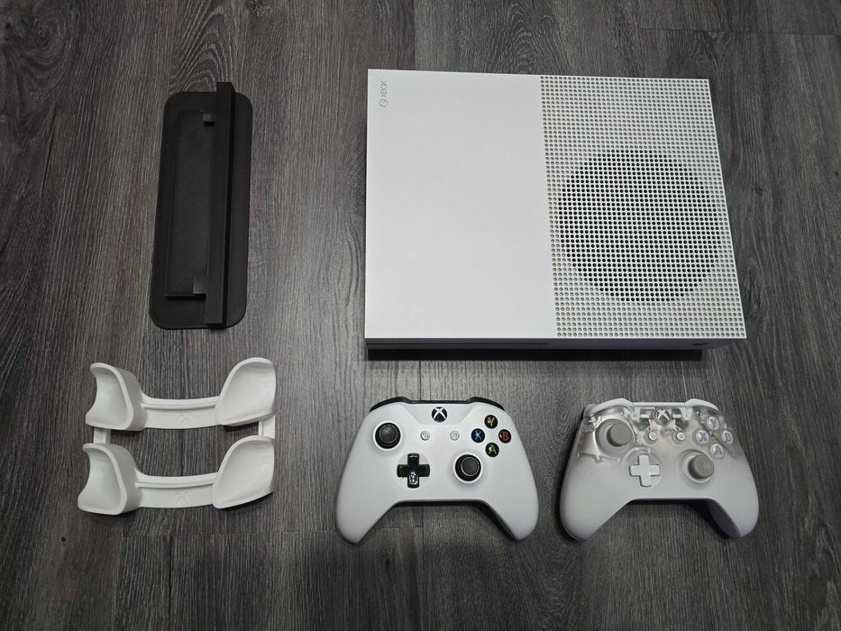 Xbox One S w zestawie z 2 kontrolerami + gratisy