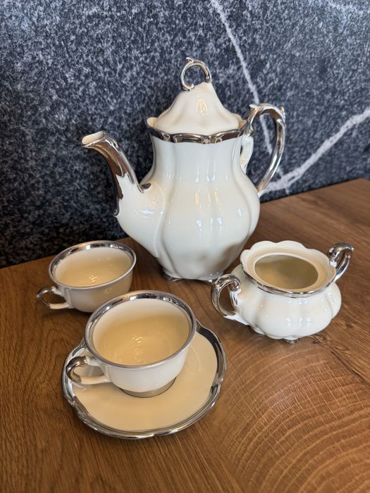 Porcelana Ćmielów – elegancki zestaw kawowy (platyna) dzbanek + filiżanki