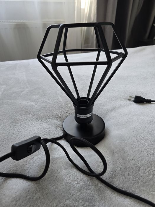 Lampka stołowa na kształt diamentu.