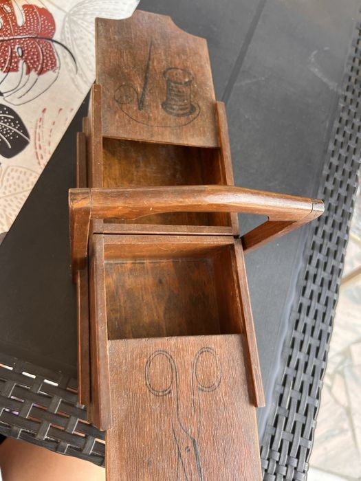 Caixa de costura em madeira antiga