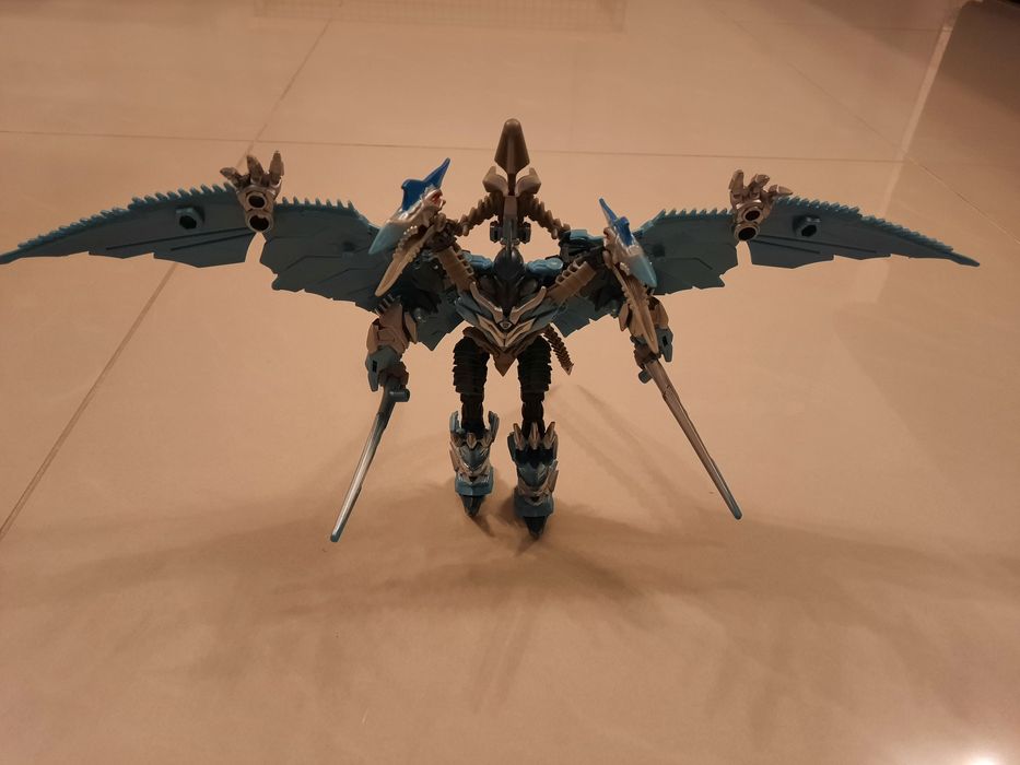 Transformer MV5 Premier Edition Deluxe STRAFE Hasbro