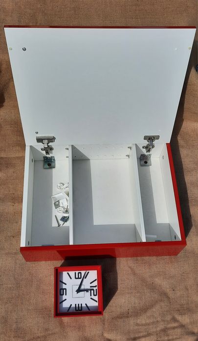 Armário para wc que nunca foi usado com oferta do relógio.