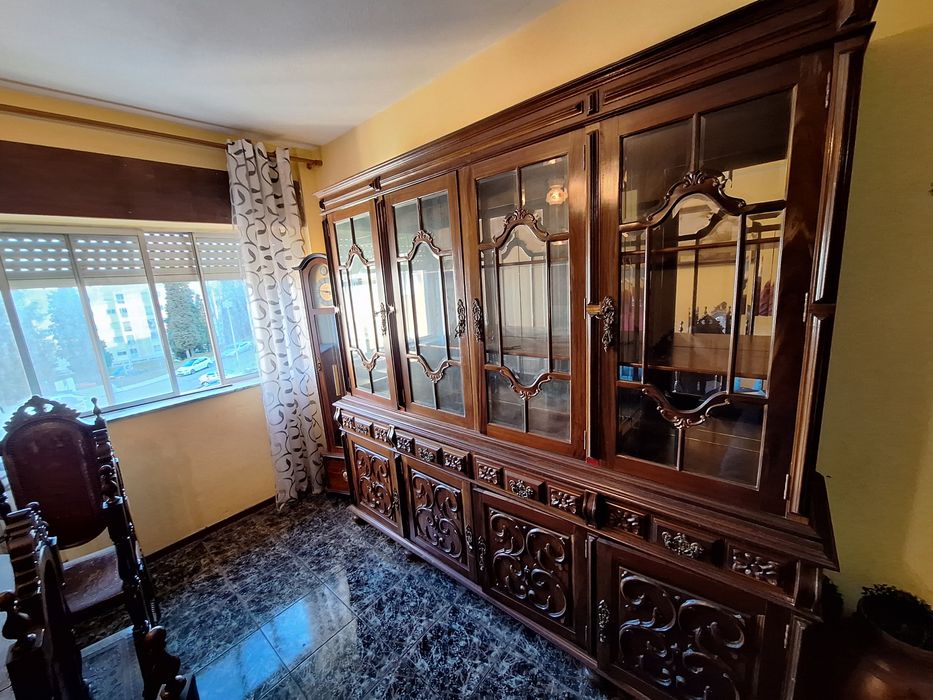 Cristaleira e móvel de sala