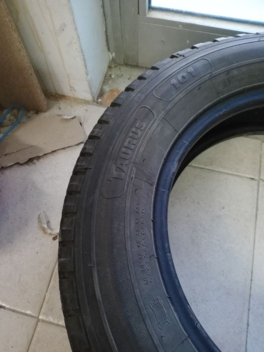 Pneu 195/75/R16.  107/105R.
