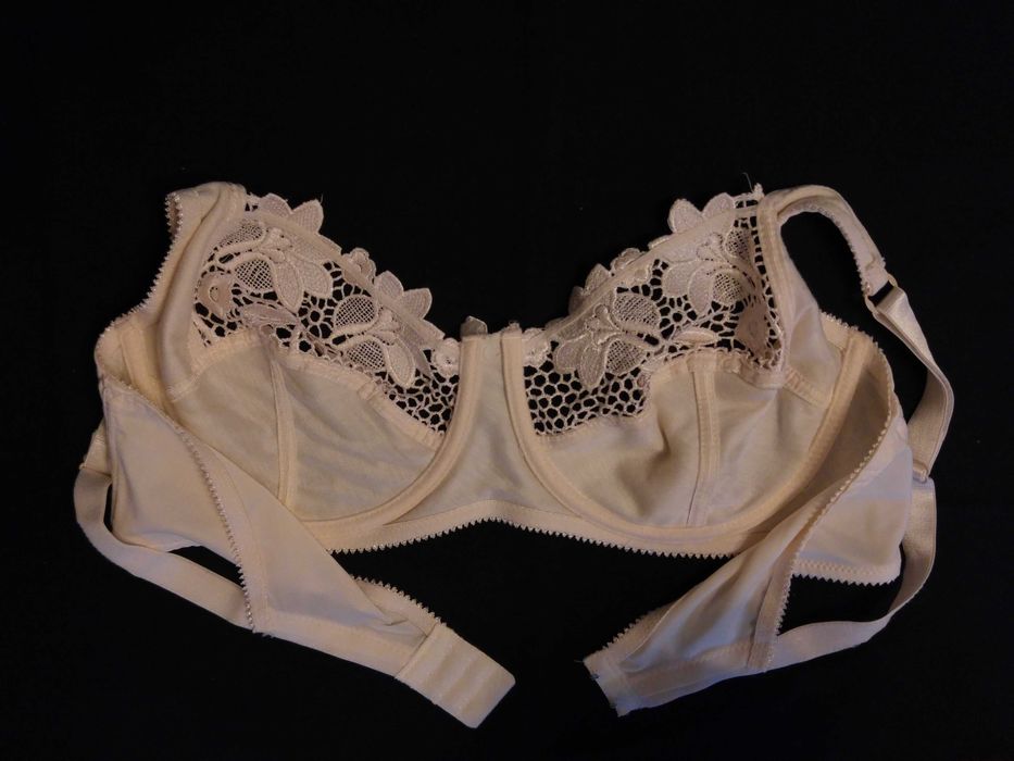 Biustonosz koronkowy beżowy