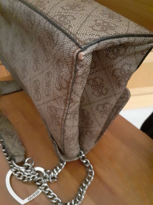 Mala beje de Mão  à Tiracolo ( GUESS )