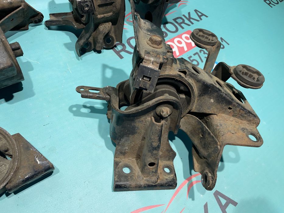 Подушка двигуна кронштейн Nissan X trail T30 Х трейл Т30