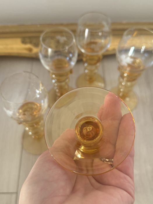 Kryształowe stare piękne duże kieliszki