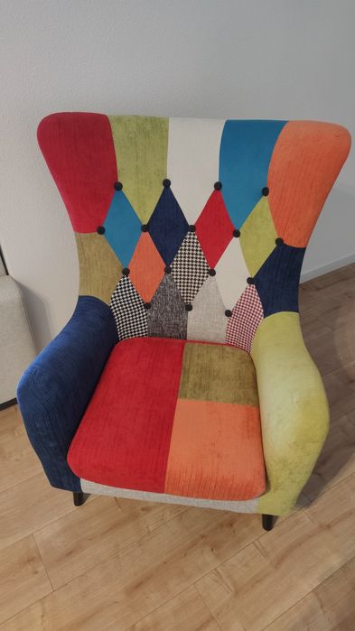 Cadeirão com estampa patchwork colorida