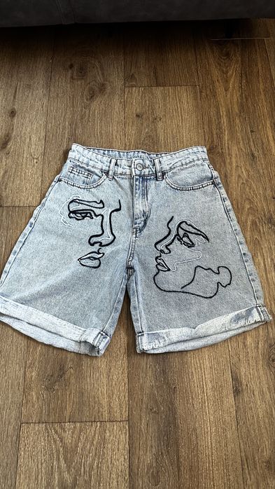 Джинсовые шорты.