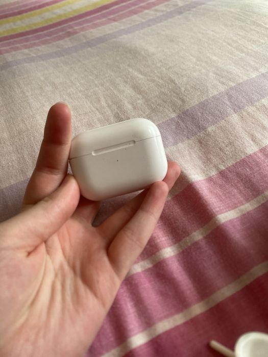 Продам AirPods Pro (з MagSafe кейсом)