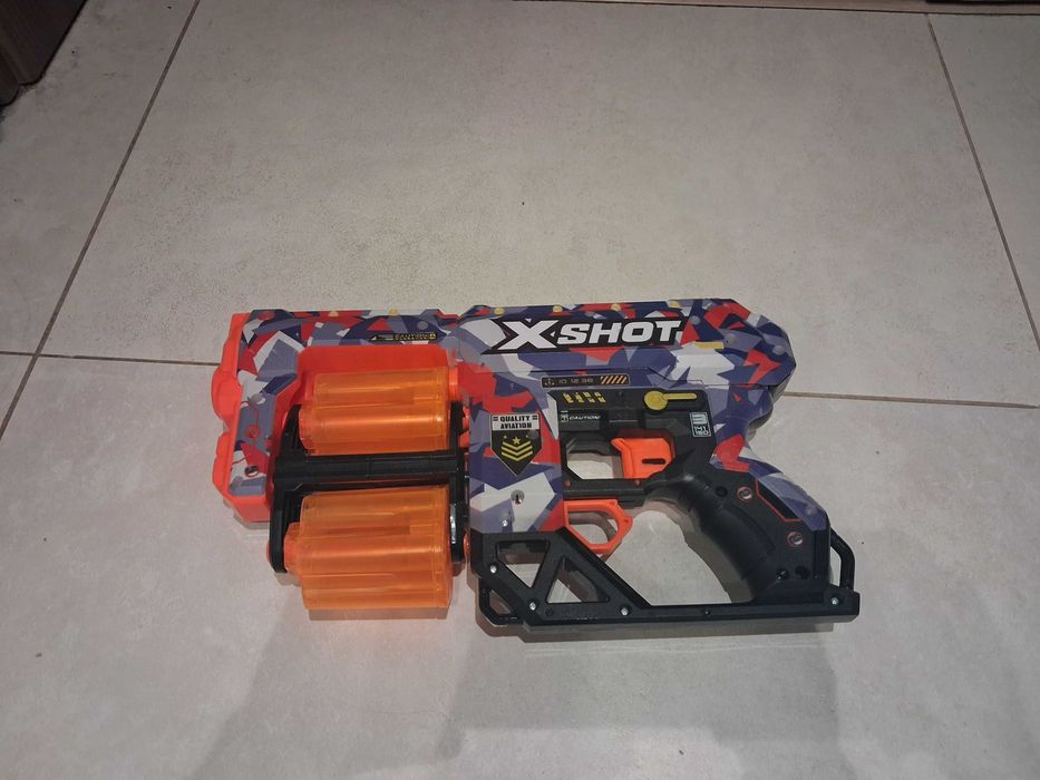 Xshot z ruchomym magazynkiem