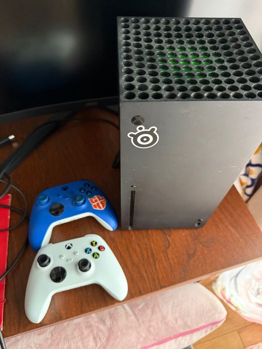 Xbox series x z dwoma oryginalnymi padami.