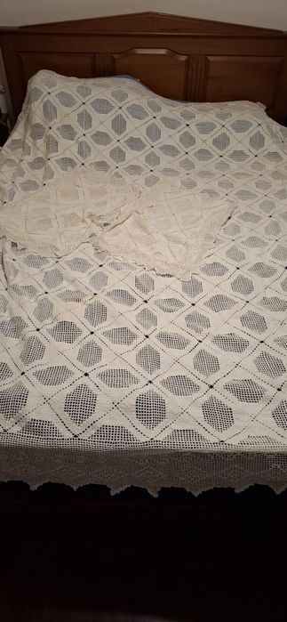 Colchas em crochet como novas c/ 2 almofada branca