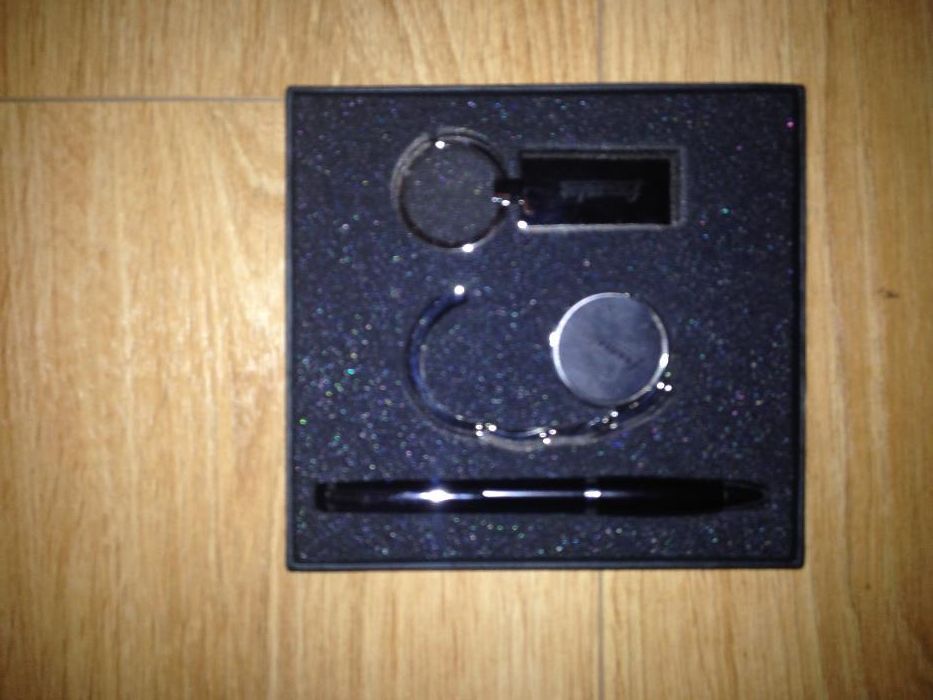 Conjunto Porta Chaves / Caneta e Suporte de Mala