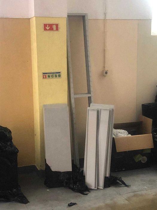Estante metálica em bom estado para ambiente de trabalho, fácil de montar.