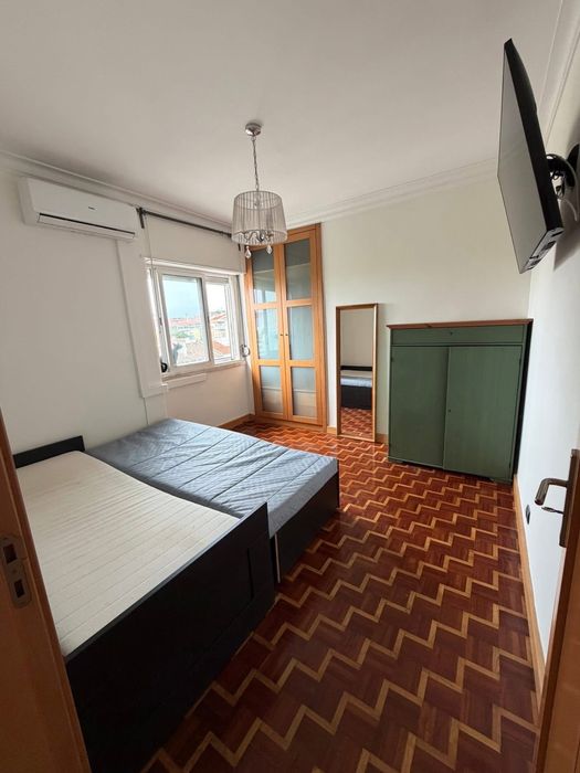 Alugo 2 quartos em Linda-a-velha