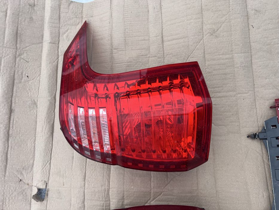 Задні ліхтарі стопи фари  Пежо 5008