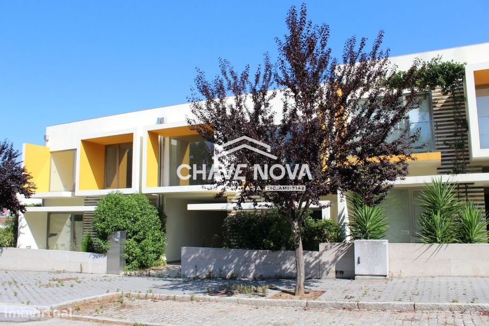 PS - Moradia T5 de 3 frentes em Pedroso em fase final de acabamentos