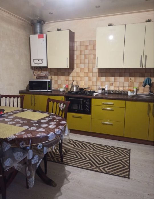 Здається кімната в приватному будинку.