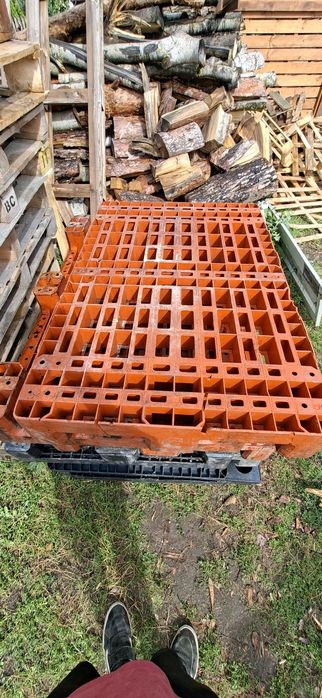 Palety plastikowe 120x80 w dobrym stanie
