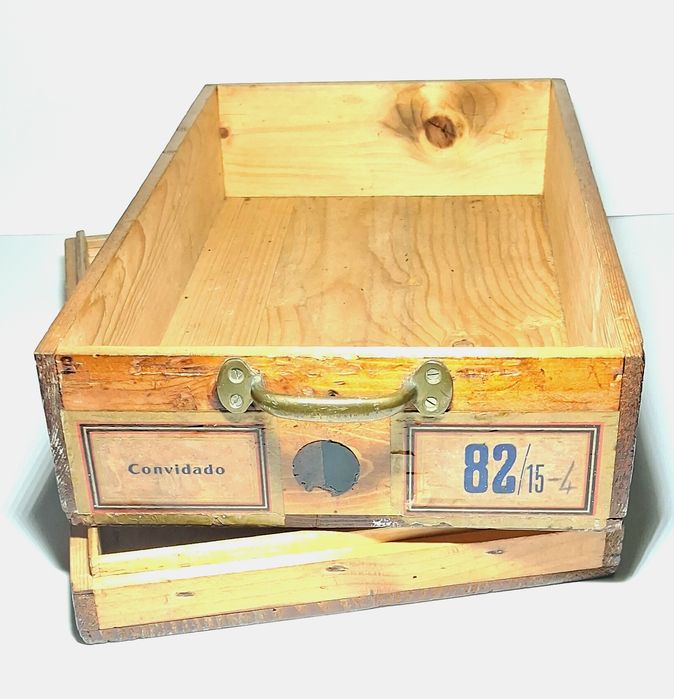 Caixa de retrosaria antiga