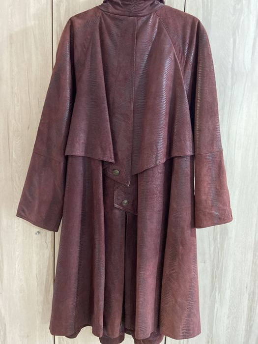 Bordowy rozkloszowany 46 3XL długi płaszcz damski skóra