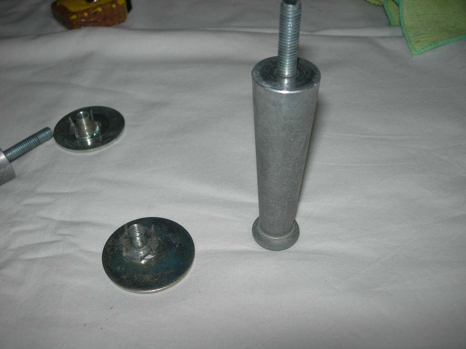Pés de móvel. (2)