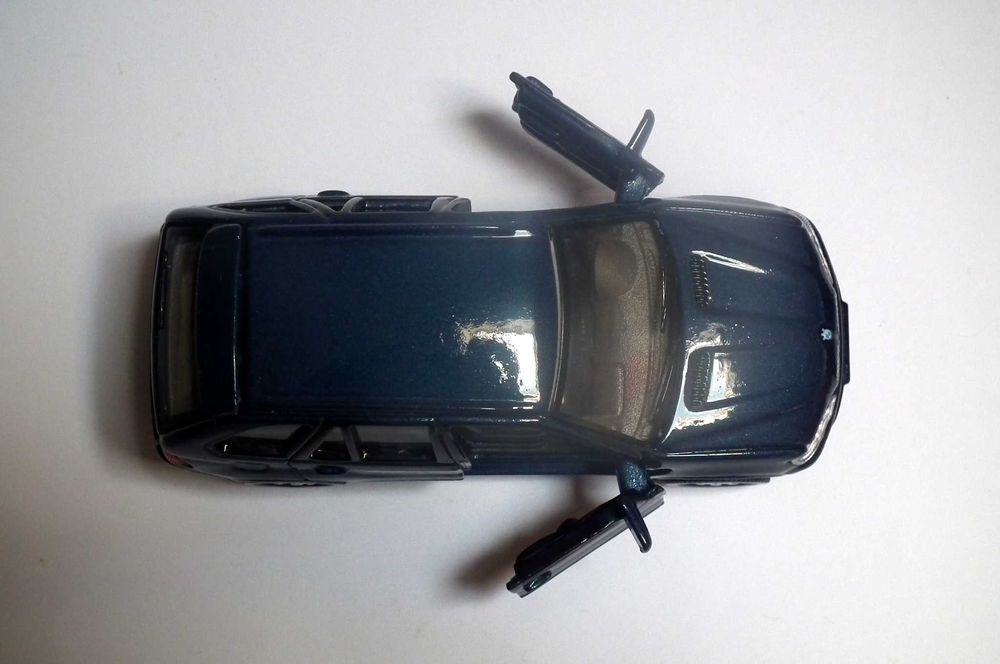 Miniatura BMW X5 (E53) em caixa. Envio grátis.