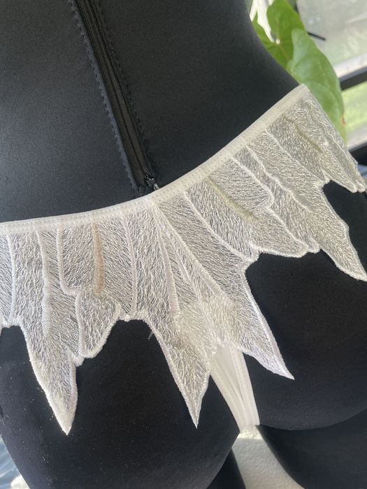 Stringi biale S (885)