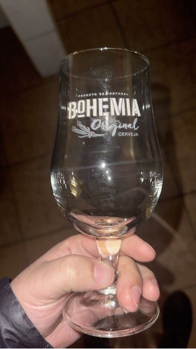 Caixa de copos da cerveija boémia