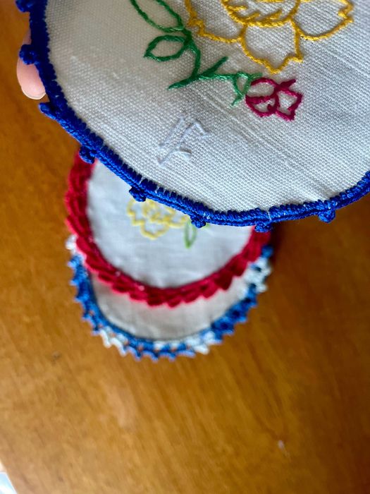 5 Tapa-jarros em linho bordados à mão com bainha em crochet