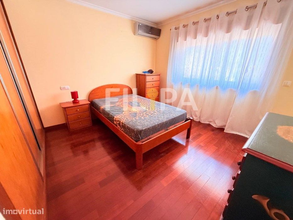Moradia T5 com espaço exterior - Maia
