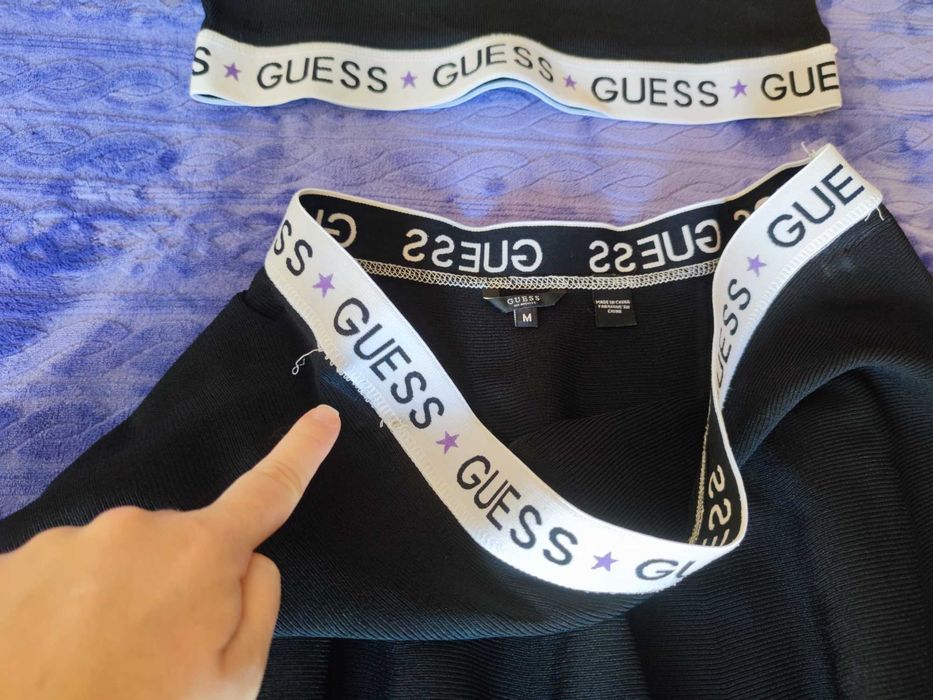 Conjunto crop top + saia curta Guess