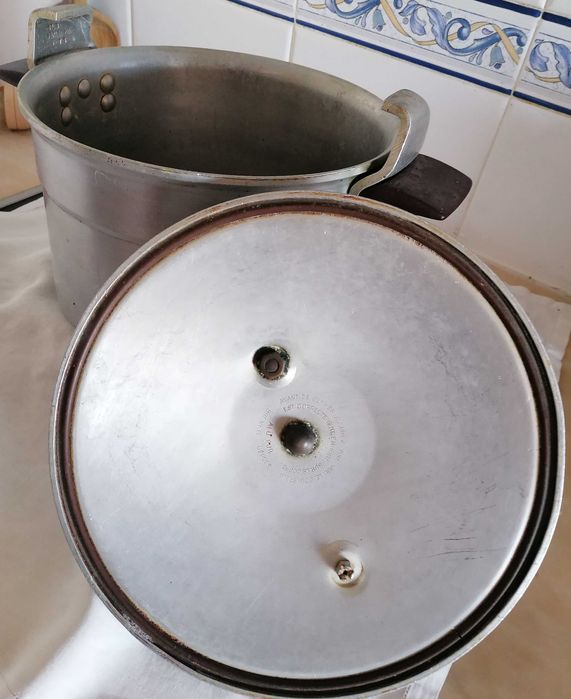 Panela de pressão grande, usada