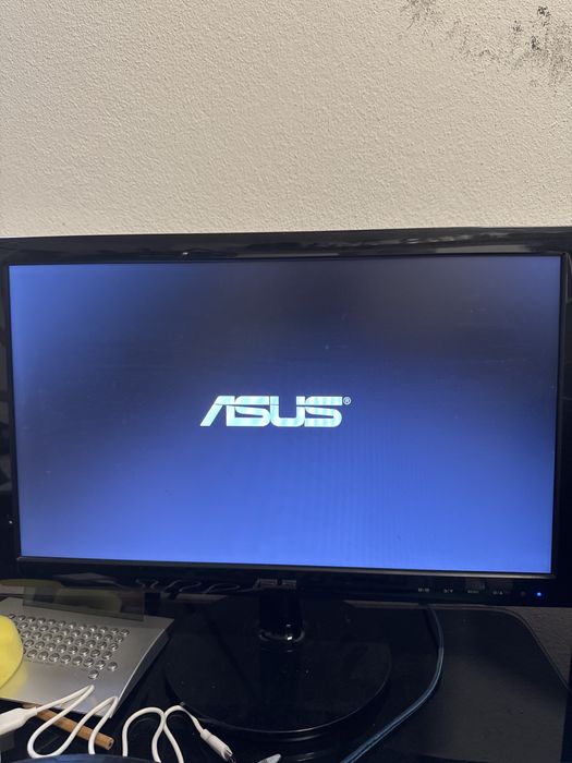 Monitor Samsung e Asus