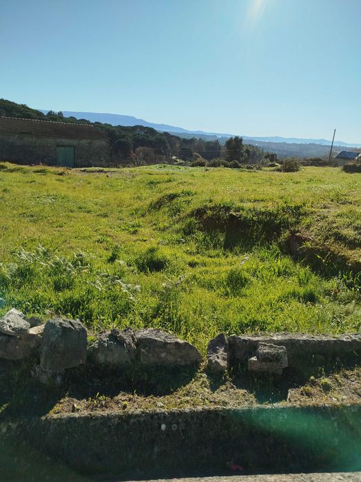 Casa e terreno bem localizado.