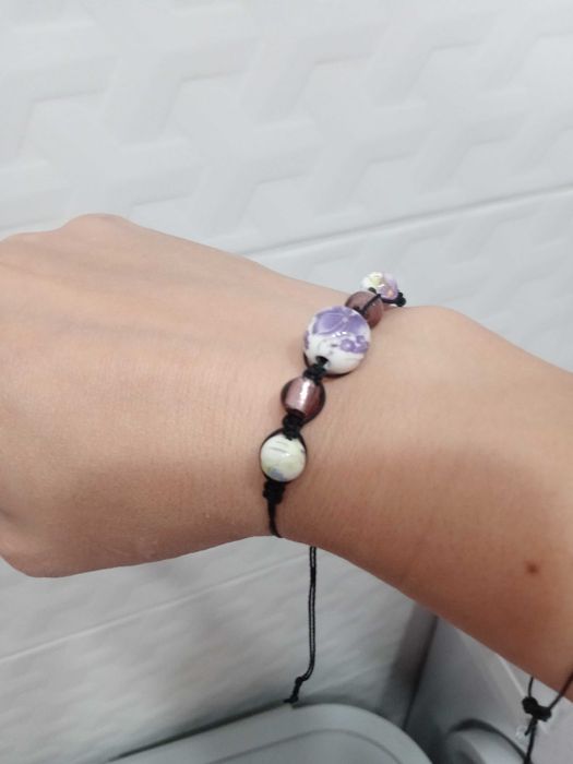 Bransoletka z porcelanowmi koralikami