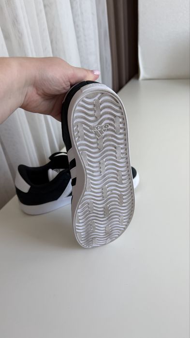 Продам Кросівки Adidas