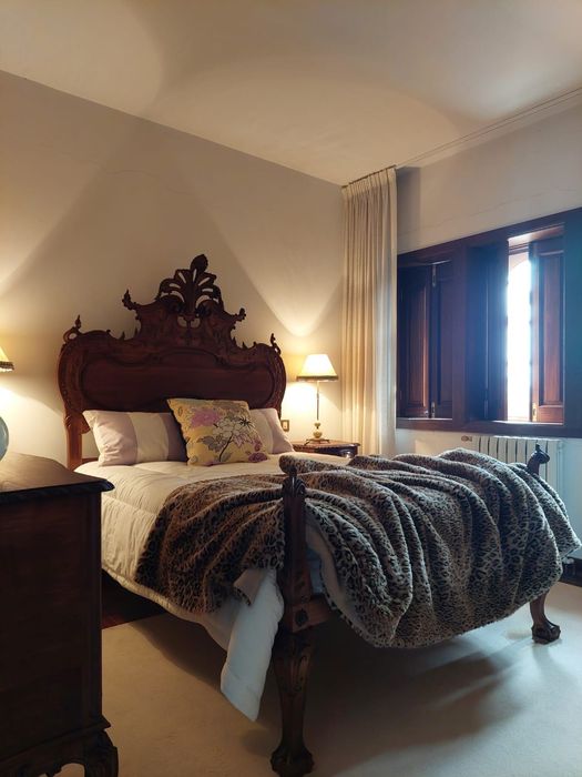 Conjunto de Quarto em Castanheiro Maciço, Talhado à Mão – Estilo Clássico Português | Solid Chestnut Bedroom Set