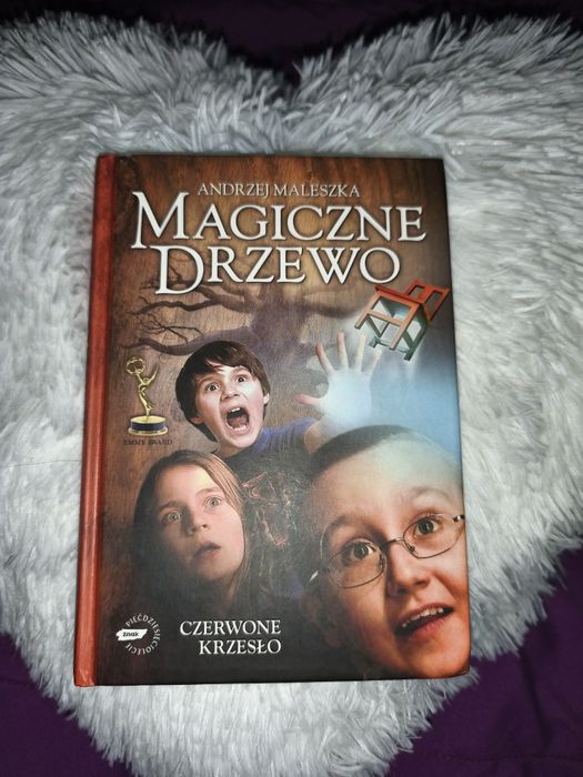 Magiczne drzewo czerwone krzesło Andrzej maleszka