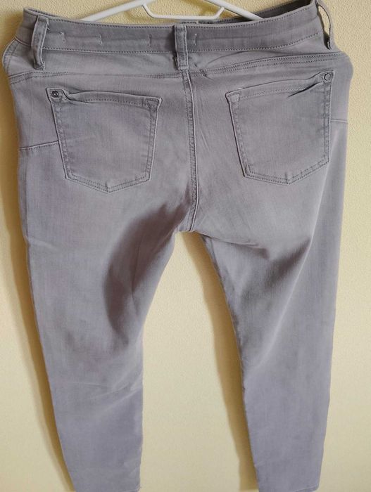 Szare jeansy z cyrkoniami